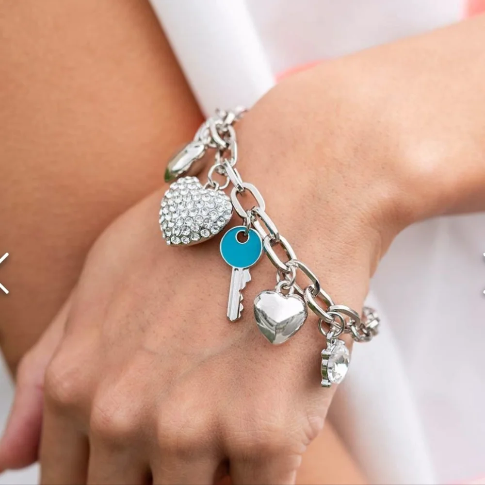 Charming Color White Bracelet Heart Key 🔑 ♥️ - Picture 1 of 2